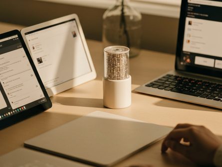 노트북 컴퓨터와 커피 잔이 놓인 책상 위 작업 공간