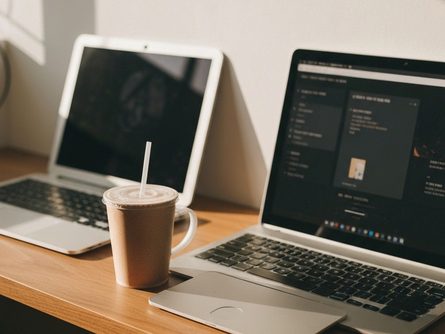 스마트폰 화면에 표시된 네이버 앱 아이콘과 브라우저 즐겨찾기 화면, 밝은 배경